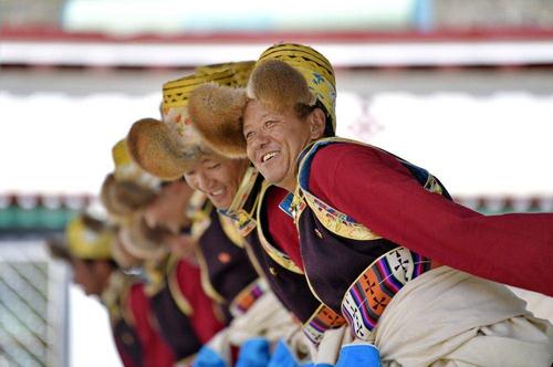 西藏山南市扎囊县桑耶镇乃卡村文艺演出队为村民表演节目(2020年7月7